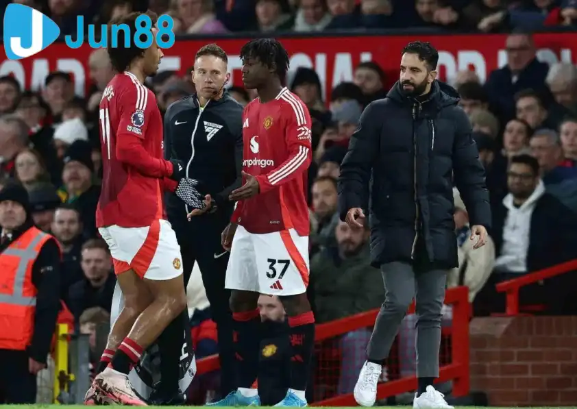 Mainoo đánh mất suất đá chính dưới thời Ruben Amorim Mainoo đánh mất suất đá chính dưới thời Ruben Amorim