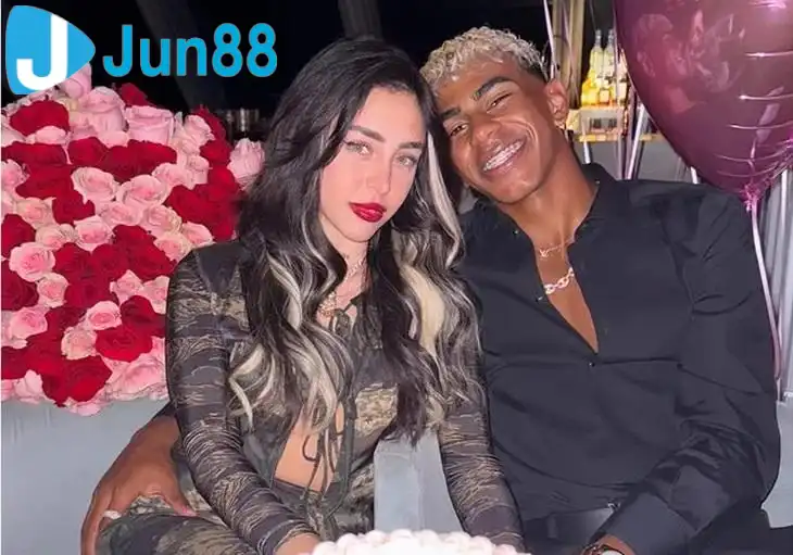 Yamal và bạn gái vừa lên tiếng xác nhận tình cảm vẫn bền chặt. (Ảnh: Nền tảng X) Yamal và bạn gái vừa lên tiếng xác nhận tình cảm vẫn bền chặt. (Ảnh: Nền tảng X)