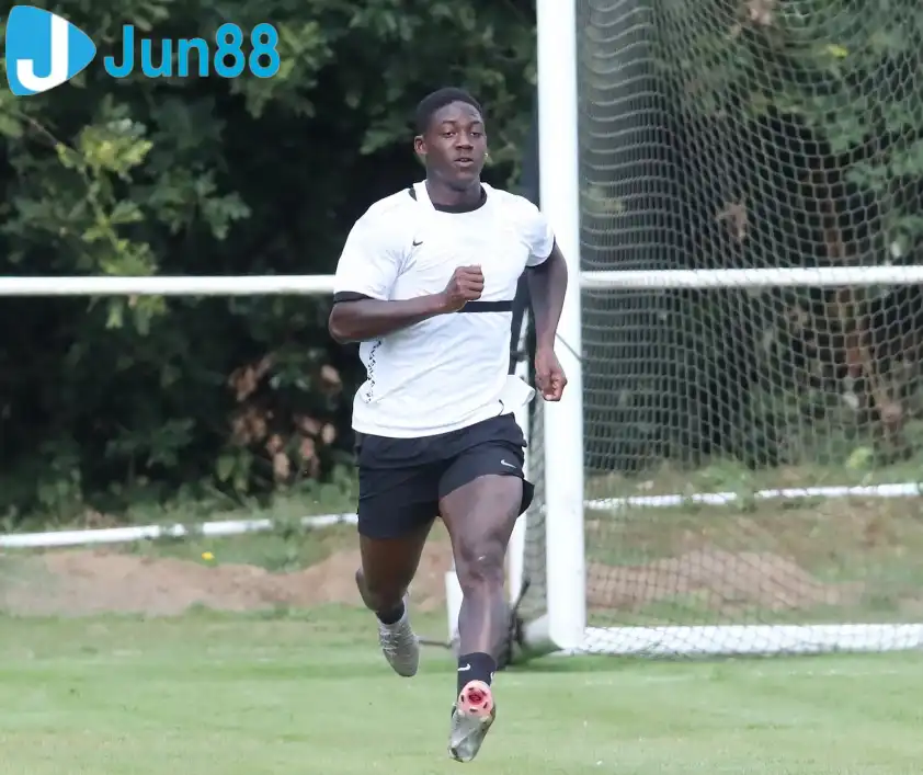 Mainoo đã tập chạy nước rút với huấn luyện viên cá nhân Jonas Dodoo (Ảnh: The Sun). Mainoo đã tập chạy nước rút với huấn luyện viên cá nhân Jonas Dodoo (Ảnh: The Sun).