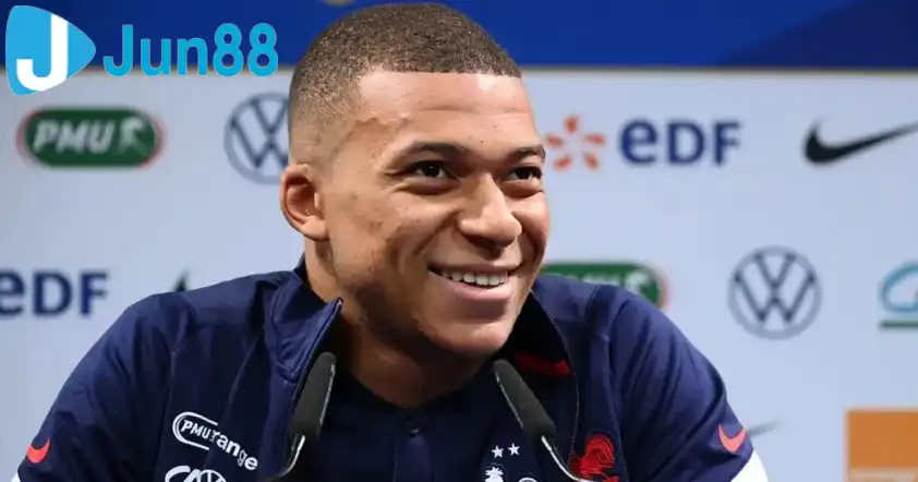 Mbappe chia sẻ rất hạnh phúc nhưng đồng thời anh vẫn còn một người nữa phải bắt kịp. (Ảnh: Tribuna) Mbappe chia sẻ rất hạnh phúc nhưng đồng thời anh vẫn còn một người nữa phải bắt kịp. (Ảnh: Tribuna)
