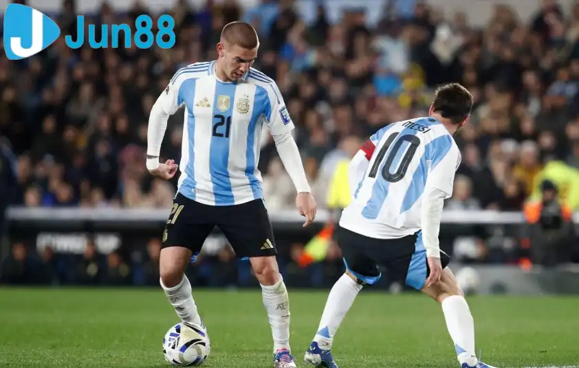 Mastantuono tiết lộ đã bị Messi dọa đánh trên sân Mastantuono tiết lộ đã bị Messi dọa đánh trên sân