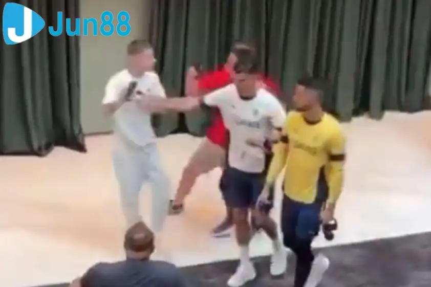 Tuy nhiên, Ronaldo không hề ấn tượng và phản ứng bằng cách đẩy người hâm mộ ra xa (Ảnh: Daily Mail). Tuy nhiên, Ronaldo không hề ấn tượng và phản ứng bằng cách đẩy người hâm mộ ra xa (Ảnh: Daily Mail).