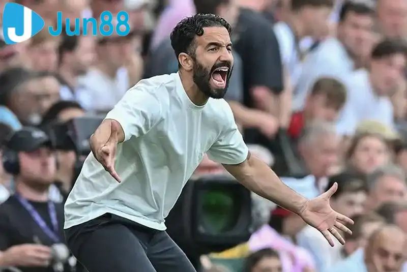 HLV Ruben Amorim vẫn chưa chốt tương lai của 3 cầu thủ MU (Ảnh: DailyMail)