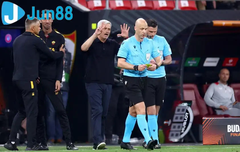 Cả 2 đã tranh cãi nãy lửa trên sân. (Ảnh: Daily Mail) Cả 2 đã tranh cãi nãy lửa trên sân. (Ảnh: Daily Mail)