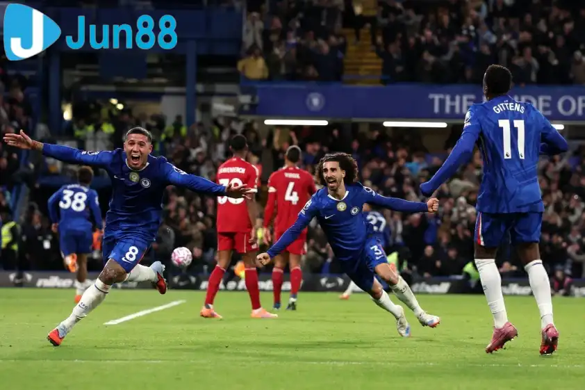 Cucurella và Enzo ăn mừng bàn thắng của Estevao (Ảnh: X). Cucurella và Enzo ăn mừng bàn thắng của Estevao (Ảnh: X).