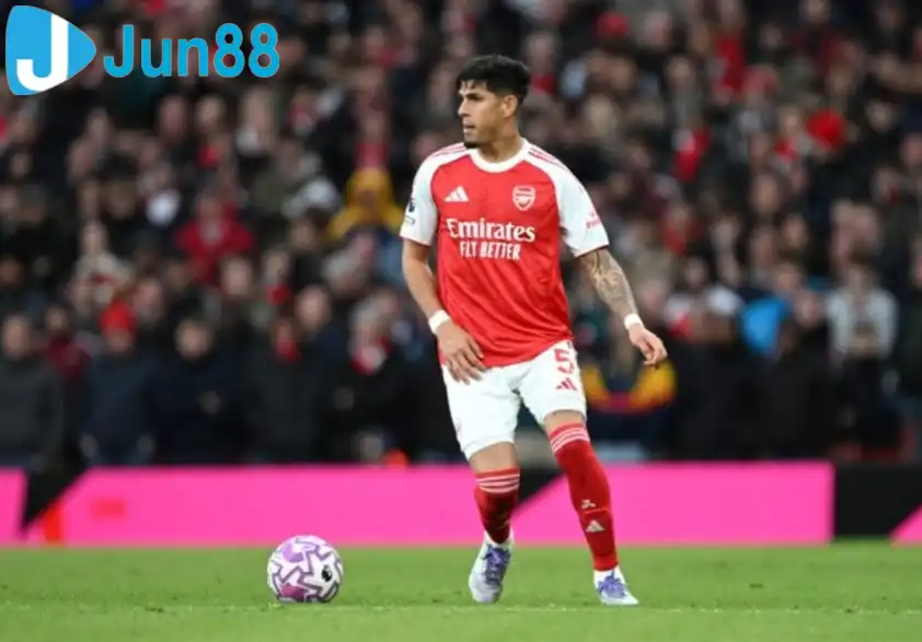 Dù mới đá chính một trận, Hincapie đã được xem là “vũ khí thầm lặng” trong kế hoạch dài hạn của Arteta Dù mới đá chính một trận, Hincapie đã được xem là “vũ khí thầm lặng” trong kế hoạch dài hạn của Arteta