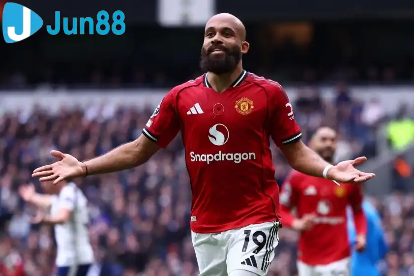 Mbeumo đang thể hiện được phong độ rất tốt tại MU Mbeumo đang thể hiện được phong độ rất tốt tại MU. Ảnh: The Sun