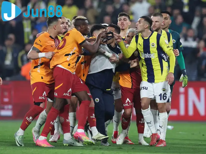 Fenerbahce và Galatasaray đang là hai đội bóng dẫn đầu Super Lig (Ảnh: ESPN) Fenerbahce và Galatasaray đang là hai đội bóng dẫn đầu Super Lig (Ảnh: ESPN)