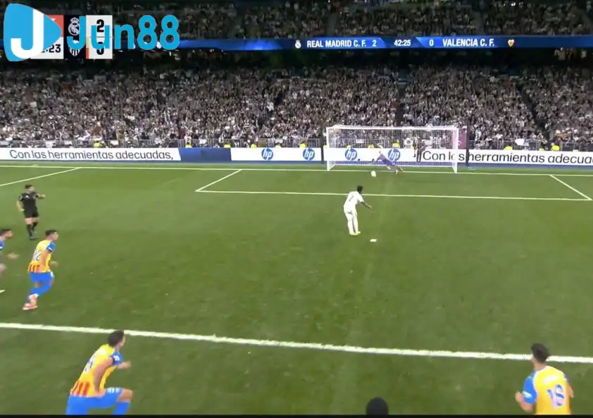 Pha đá 11m dở tệ của Vinicius trong trận gặp Valencia - Ảnh: @_BeFootball Pha đá 11m dở tệ của Vinicius trong trận gặp Valencia - Ảnh: @_BeFootball